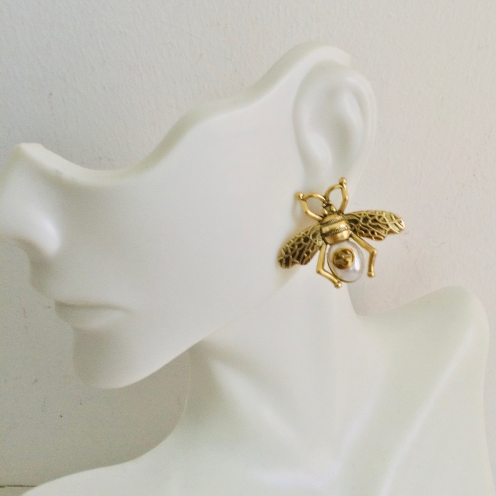 Auth Gucci Golden Bee Earrings with Pearl GG Logo